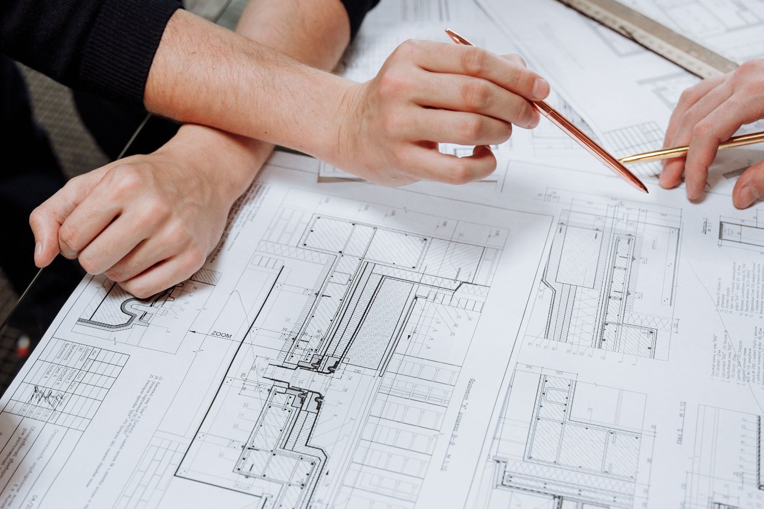 Projektuotojai prie architektūrinių ir konstrukcinių brėžinių
